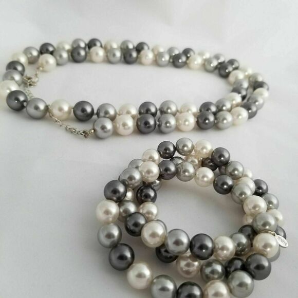 Signed Roman Faux Pearl Necklace and 3 Bracelets Set White Silver Gray Lot RMN - Picture 3 of 8